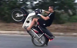 Lên Facebook khoe ảnh bốc đầu xe máy, nam thanh niên bị phạt 4,2 triệu đồng
