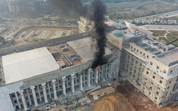 Cháy trụ sở đang hoàn thiện của TAND TP.Hà Nội, khói đen bốc cao hàng chục mét