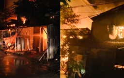 2 xưởng gỗ ở Hà Nội bốc cháy ngùn ngụt trong đêm