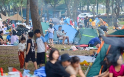Ùn ùn đổ về công viên xanh lớn nhất Hà Nội cắm trại ngày cuối tuần