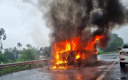 Xe khách bốc cháy dữ dội trên cao tốc, 10 người thoát chết