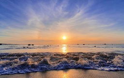 Tết Dương lịch 2021: Về miền Trung sáng đi dạo bãi biển, tối chạy còng