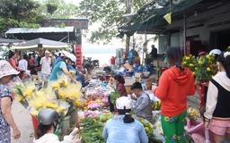 Chợ tết nằm giữa sông, tiểu thương bán hết sạch trong vòng vài giờ