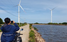 Cánh đồng điện gió tại bãi biển hoang sơ ở miền Tây thu hút người trẻ