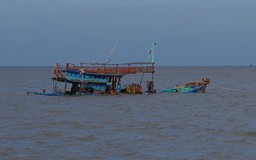 Cà Mau: Chìm tàu cá trên biển, vợ chủ tàu mất tích