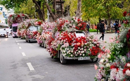 Valentine 2022: Màn tỏ tình ấn tượng vừa diễn ra tại Hà Nội với 99.999 bông hồng