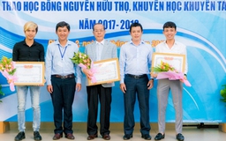 Công ty Nhựa Long Thành trao học bổng cho các em học sinh