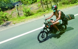 Bất chấp lệnh cấm, xe máy vẫn lao vào đường cao tốc