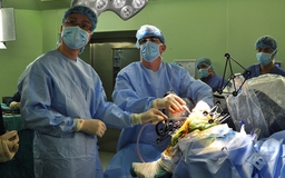 Robot phẫu thuật điều trị nhiều ca bệnh khó