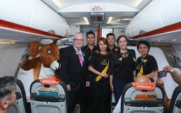 Đại sứ và Tổng lãnh sự Úc mang 'đặc sản' nước mình đến hành khách Jetstar