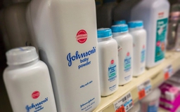 Johnson & Johnson: Không có amiăng trong lô bột phấn vừa thu hồi