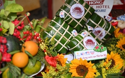 Trường Saigontourist tổ chức thi gói bánh chưng, quà mừng ‘Xuân yêu thương’