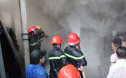 Cảnh sát mang mặt nạ phòng độc chữa cháy lò sấy gỗ