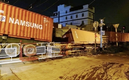 Tai nạn ở Bình Dương: Tàu hỏa tông đứt đôi xe đầu kéo container