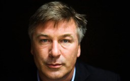 Alec Baldwin kêu gọi hãng phim thuê cảnh sát giám sát súng trên phim trường