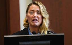 Amber Heard bật khóc, khai trước tòa lần đầu tiên bị Johnny Depp đánh