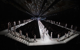 Hé lộ chuyện hậu trường fashion show có sàn catwalk dài 250m với 3 đường băng