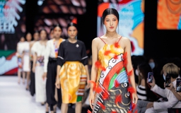 Nguyễn Tùng Chinh mang tranh Hàng Trống lên các thiết kế thời trang