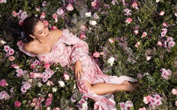 Bắt trend váy hoa mùa hè cùng Hoa hậu Hoàn vũ