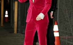 Bộ vest nhung đỏ nổi tiếng nhất thế giới vừa được Gwyneth Paltrow mặc lại