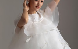 Hoa hậu Phương Khánh hóa nàng thơ tinh khôi trong váy áo màu trắng đậm chất thơ