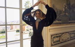 Zendaya diện trang phục Công Trí, cùng Anne Hathaway xuất hiện trong chiến dịch toàn cầu