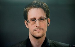 Sau McAfee, Edward Snowden cảnh báo nhà sáng lập WikiLeaks là 'người tiếp theo'