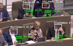 AI phát hiện chính trị gia dùng điện thoại trong phiên họp