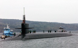 Tàu ngầm hạt nhân Mỹ va chạm tàu hậu cần