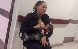 Nữ cảnh sát cho trẻ bú lúc làm nhiệm vụ được ca ngợi