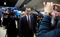 Ông Sam Rainsy lên máy bay rời khỏi Paris