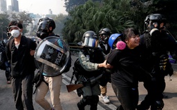 Cảnh sát Hồng Kông yêu cầu người biểu tình trong Đại học Bách khoa 'đầu hàng'