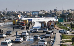 Máy bay Iran chở 135 người trượt khỏi đường băng, lao ra xa lộ