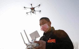 Dùng drone tuần tra phòng dịch viêm phổi Vũ Hán, phá sòng mạt chược