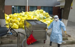 Dịch COVID-19 để lại những núi rác y tế ở Trung Quốc