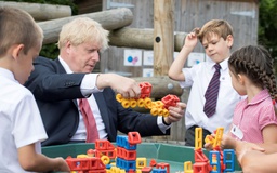 Thủ tướng Anh yêu cầu tất cả trường học mở cửa lại vào tháng 9