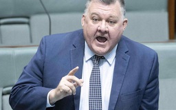 Nghị sĩ Úc cổ xúy thuyết âm mưu Covid-19 từ bỏ đảng cầm quyền