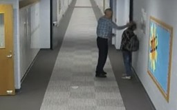 Thầy giáo bị bắt sau khi đánh học sinh với lý do mặc áo hoodie