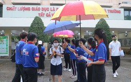 ‘Lá chắn xanh’ che mưa cho thí sinh thi tốt nghiệp THPT