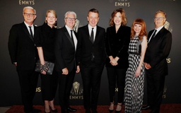 Olivia Colman, Kate Winslet thắng giải Emmy 2021