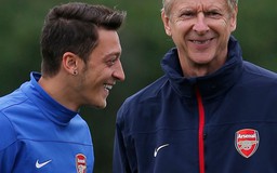 Mesut Ozil tiết lộ Arsenal đang rất nhớ HLV Wenger, và ước gì giúp được ‘Pháo thủ’