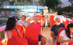 Người Sài Gòn và du khách vui mừng đổ về khu trung tâm chơi lễ