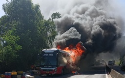 Phú Yên: Xe khách bốc cháy dữ dội trên QL1, 19 hành khách thoát nạn