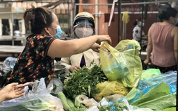 Sáng 1.10 : Người dân hạnh phúc đi chợ, rau- thịt- hải sản giá giảm mạnh