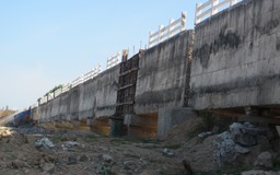 Khắc phục cầu máng bị sập ở công trình thủy lợi sông Dinh 3 vẫn chậm
