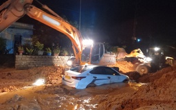 Phan Thiết: Sạt lở cát nghiêm trọng vùi lấp xe taxi tại đường ven biển Mũi Né