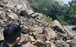 Mưa lớn làm sạt lở đá xuống quốc lộ 28B giáp ranh Bình Thuận - Lâm Đồng