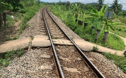 Bình Thuận: Chạy xe máy qua đường sắt, người đàn ông bị tàu lửa tông tử vong