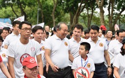 Phó thủ tướng đi bộ kêu gọi 'uống ượu bia - không lái xe'