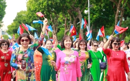 Lễ hội đường phố kỷ niệm 20 năm Hà Nội nhận danh hiệu Thành phố hòa bình